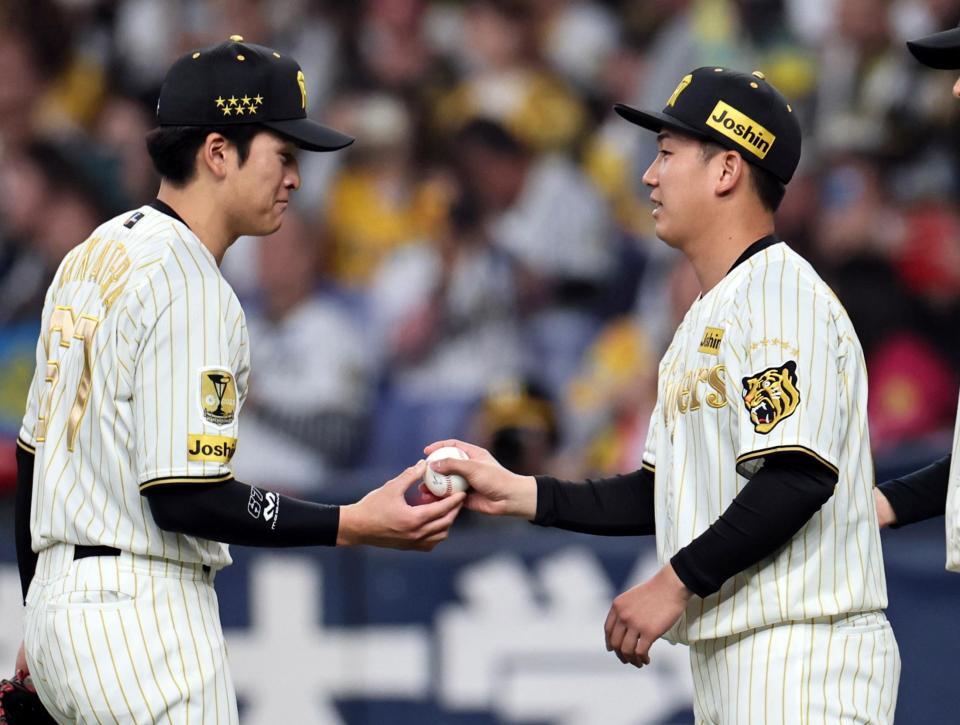 高寺からウイニングボールを受け取る伊原（撮影・田中太一）