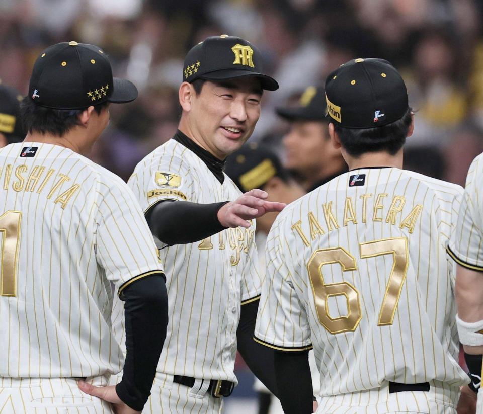 ９回を締め、笑顔を見せる岩崎（撮影・田中太一）