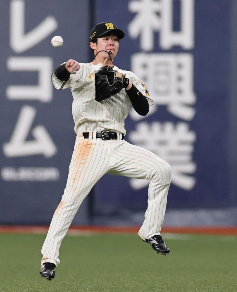 ７回、京田の打球を好捕し一塁へ送球する中野（撮影・田中太一）