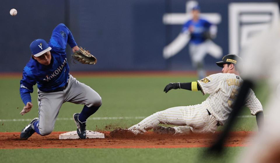２回、二盗を決める近本。松尾の送球がそれる（撮影・田中太一）