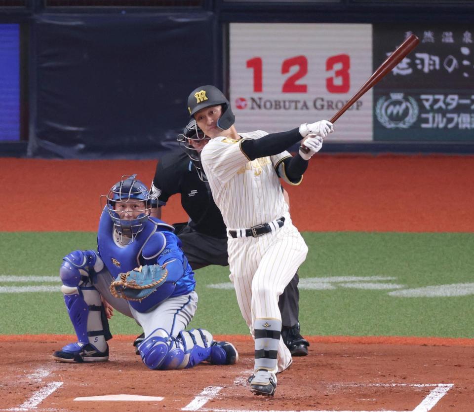 ２回、中前打を放つ坂本（撮影・立川洋一郎）