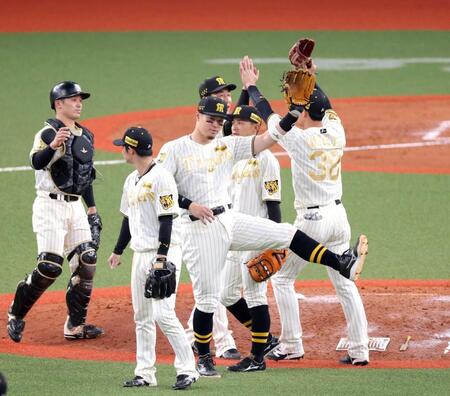 　接戦を制し、マウンドに集まって勝利を喜び合う佐藤輝（中央）ら阪神ナイン（撮影・立川洋一郎）