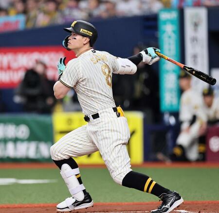 １回、適時打を放つ佐藤輝（撮影・田中太一）