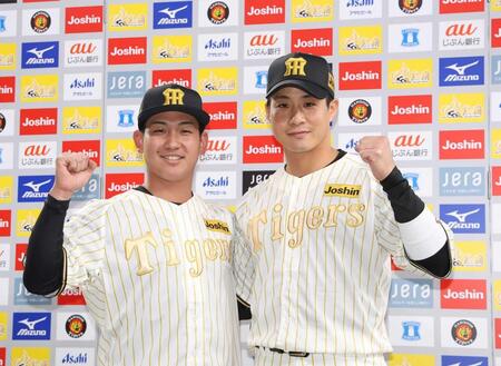 　お立ち台でポーズを決める伊原（左）と木浪（撮影・西田忠信）