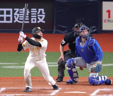 ７回、ファウルで粘る代打・福島（撮影・立川洋一郎）