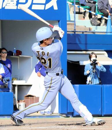 　９回、左越え本塁打を放つ戸井