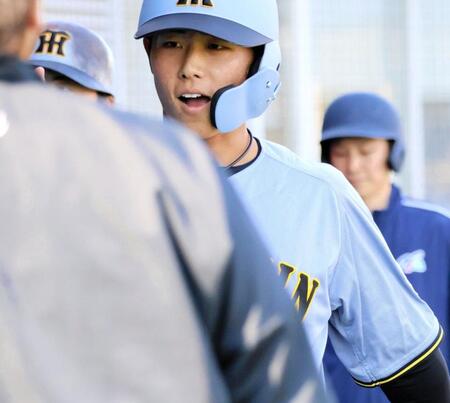 ９回、左越え本塁打を放ち、ベンチでナインに迎えられる戸井