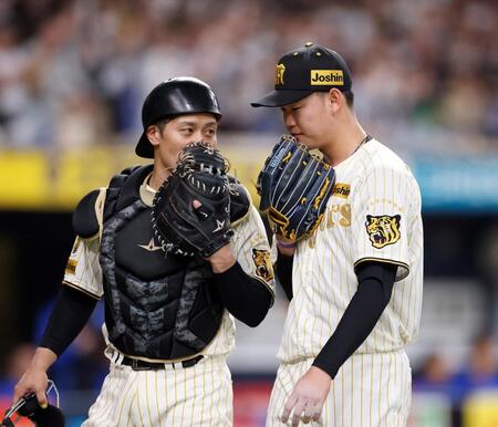 ８回を投げ終え、坂本（左）とベンチに戻る及川（撮影・西田忠信）