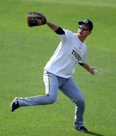 キャッチボールする大竹（撮影・山口登）