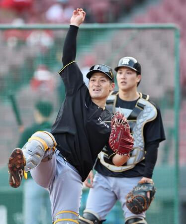 スローイングの練習をする坂本（撮影・田中太一）