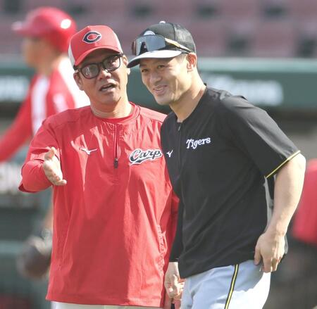 藤井ヘッドコーチと話をする坂本（撮影・田中太一）