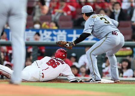 １回、右前へ安打を放つも、帰塁できずアウトになる中村奨（撮影・田中太一）