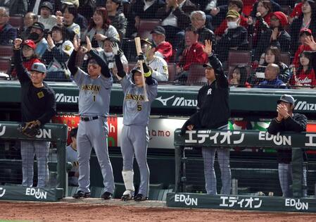 ５回、森下（左から２人目）ら阪神ナインはプロ初安打を放った福島を祝福する（撮影・山口登）