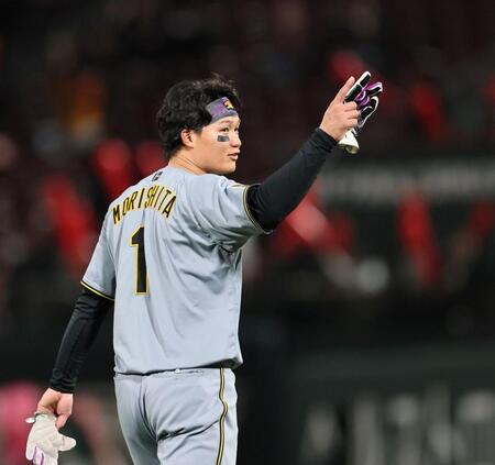 ７回、猛打賞となる適時打を放った森下は上機嫌で守備位置へ向かう（撮影・田中太一）