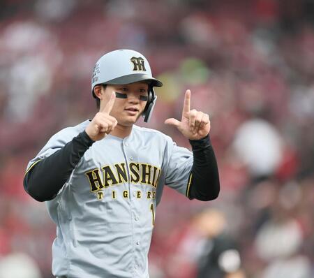 １回、先制打を放った森下はポーズを決めながらベンチへ戻る（撮影・田中太一）