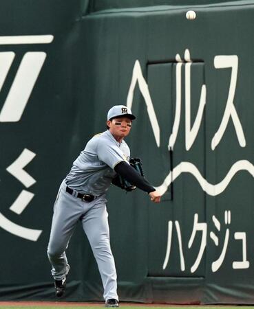 １回、中村奨の打球を一塁へ送球し、アウトにする森下（撮影・田中太一）