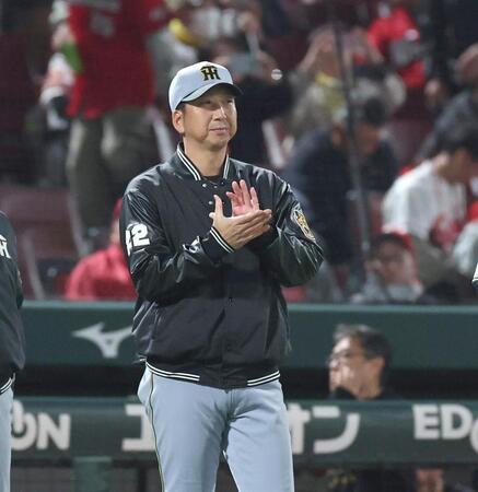 広島に勝利し、拍手でナインを迎える藤川監督（撮影・北村雅宏）