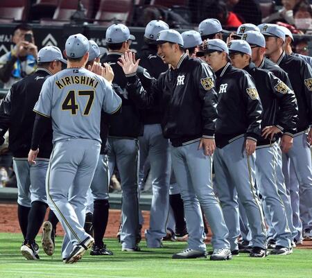 広島に勝利し、笑顔でナインとタッチする藤川監督（撮影・山口登）