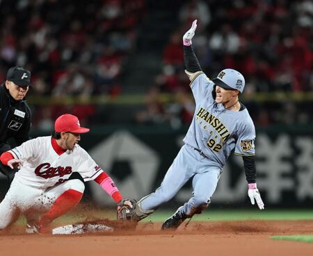 ５回、プロ初安打を放った福島は二塁へすべり込む。二塁手は菊池（撮影・田中太一）