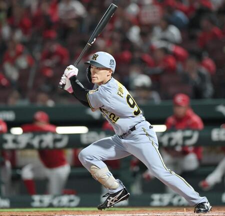 ５回、プロ初安打を放つ福島（撮影・田中太一）