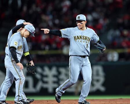 勝利に貢献した森下はプロ初安打の福島と喜び合う（撮影・田中太一）