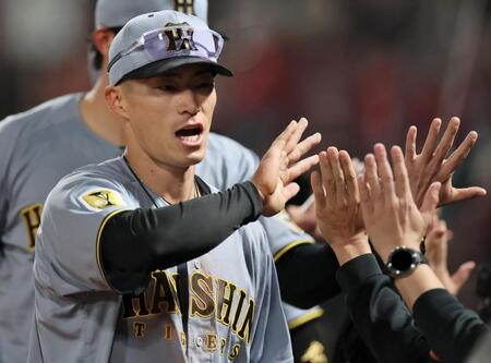 初スタメン、フル出場した福島はナインとタッチを交わす（撮影・田中太一）