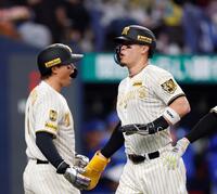 １回、木浪の２点適時打で生還し森下（左）とタッチを交わす佐藤輝（撮影・西田忠信）