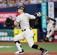 １回、適時打を放つ佐藤輝（撮影・田中太一）