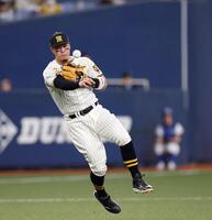 ４回、牧の打球を軽快にさばく佐藤輝（撮影・西田忠信）