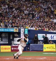 ７回、二ゴロに倒れる代打の福島（撮影・西田忠信）