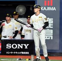 ７回、プロ初打席に向かう福島（撮影・田中太一）