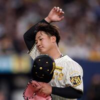 初回を投げ終えベンチに戻る伊原（撮影・西田忠信）