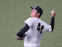 キャッチボールをして調整する村上（撮影・立川洋一郎）