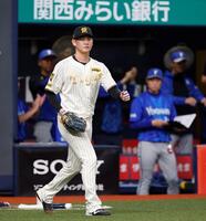 ８回、筒香に右前打を許した及川（撮影・西田忠信）