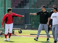 小園（左）とグータッチする佐藤輝（撮影・山口登）