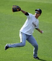 キャッチボールする大竹（撮影・山口登）