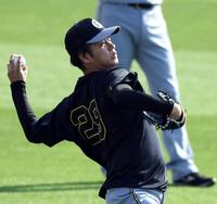 キャッチボールする高橋（撮影・山口登）