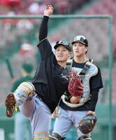 スローイングの練習をする坂本（撮影・田中太一）