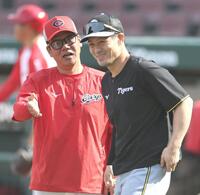 藤井ヘッドコーチと話をする坂本（撮影・田中太一）