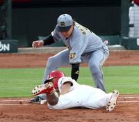 １回、中村奨は右前を放つもオーバーランしタッチアウトになる（撮影・山口登）