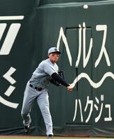 １回、中村奨の打球を一塁へ送球し、アウトにする森下（撮影・田中太一）