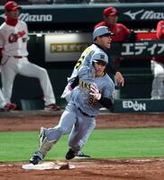 ５回、左翼線に二塁打を放つ福島（撮影・山口登）