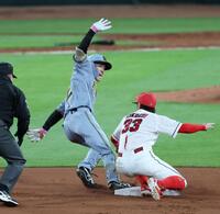 ５回、左翼線に二塁打を放つ福島（撮影・山口登）