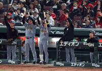 ５回、森下（左から２人目）ら阪神ナインはプロ初安打を放った福島を祝福する（撮影・山口登）