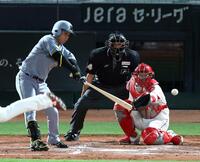 ７回、７回を放つ村上（撮影・山口登）