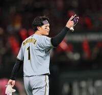 ７回、猛打賞となる適時打を放った森下は上機嫌で守備位置へ向かう（撮影・田中太一）