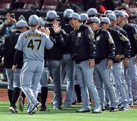 広島に勝利し、笑顔でナインとタッチする藤川監督（撮影・山口登）