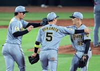 広島に勝利し森下（左）はプロ初安打を放った福島とタッチする（撮影・山口登）