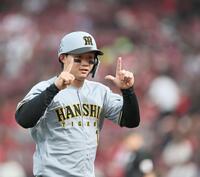 １回、先制打を放った森下はポーズを決めながらベンチへ戻る（撮影・田中太一）