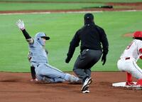 ５回、左翼線に二塁打を放つ福島（撮影・山口登）